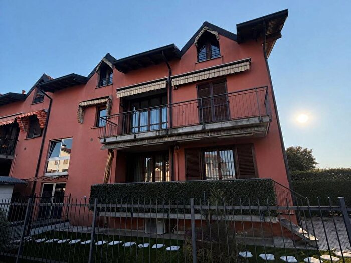 Appartamento trilocale in affitto in Via San Michele, Venegono Inferiore