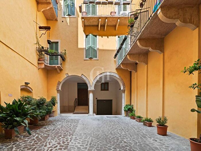 Appartamento trilocale in vendita in via ponte pietra, Centro Storico, Verona