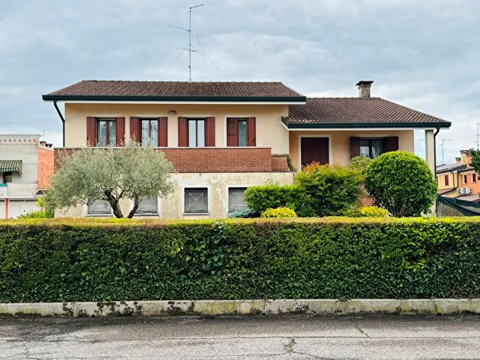 Casa quadrilocale in vendita in Via Roma Snc, Borgo Veneto