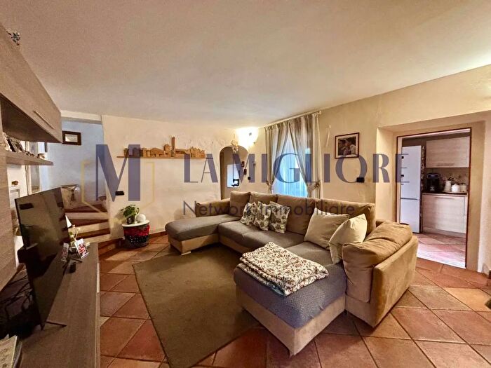 Casa con 6 locali in vendita in Montale