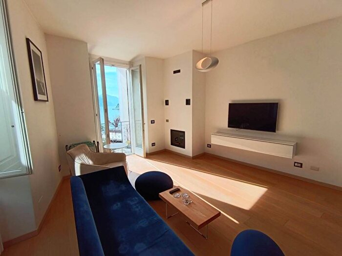 Appartamento trilocale in affitto in Piazza Erminio Ciceri, Gravedona ed Uniti