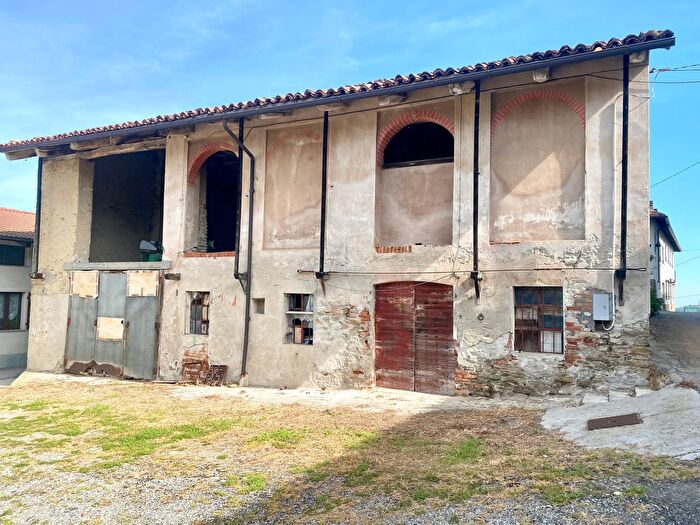 Casa con 15 locali in vendita in Via Belvedere, Serravalle Langhe