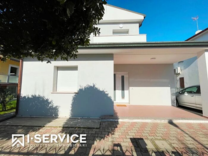 Casa con 8 locali in vendita in Via Liguria, Cervia