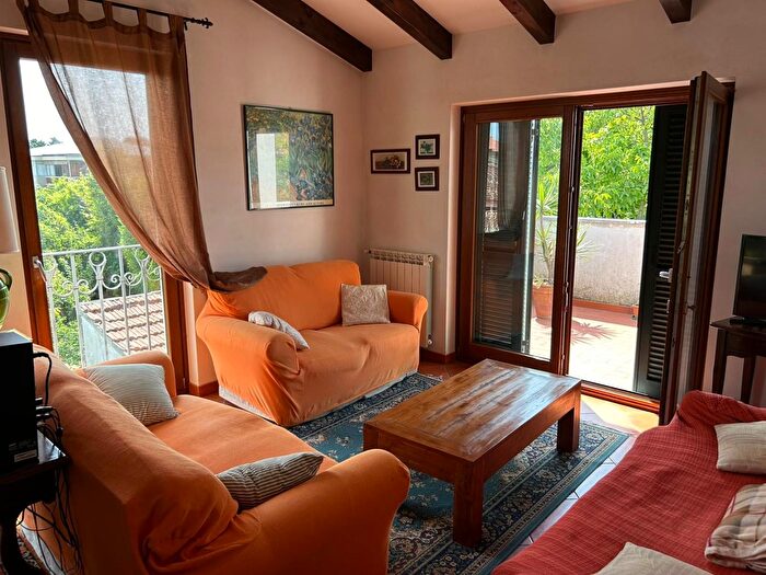 Casa con 8 locali in vendita in Carrara