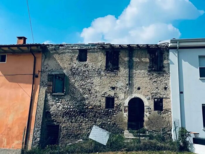Casa quadrilocale in vendita in Volta Mantovana