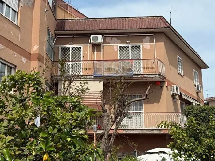Appartamento trilocale in vendita in Via della Rustica, Roma