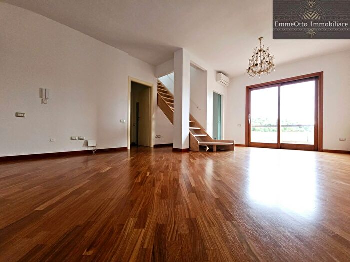 Appartamento con 5 locali in affitto in Via Bacone, Cagliari