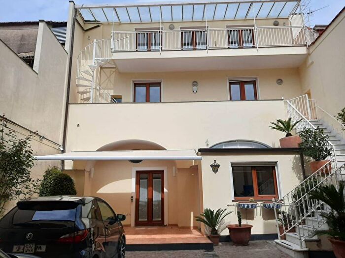 Appartamento con 6 locali in affitto in Piazza Annunziata, Centro Storico, Giugliano in Campania