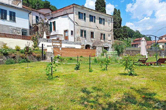 Casa con 15 locali in vendita in Licciana Nardi