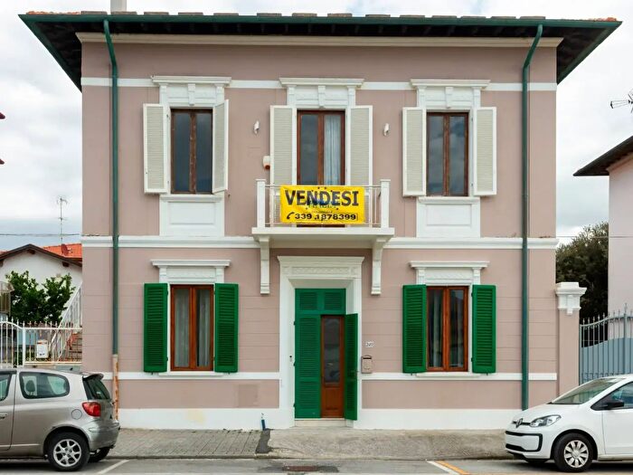 Appartamento con 6 locali in vendita in Pisa