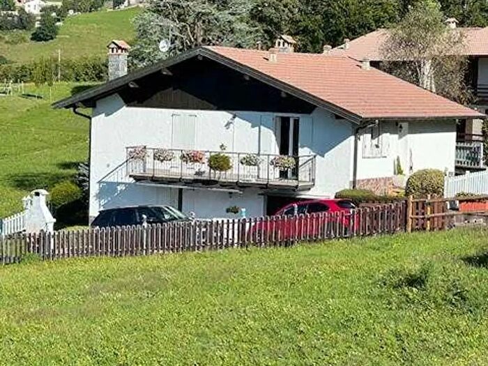 Casa con 8 locali in vendita in Fuipiano Valle Imagna