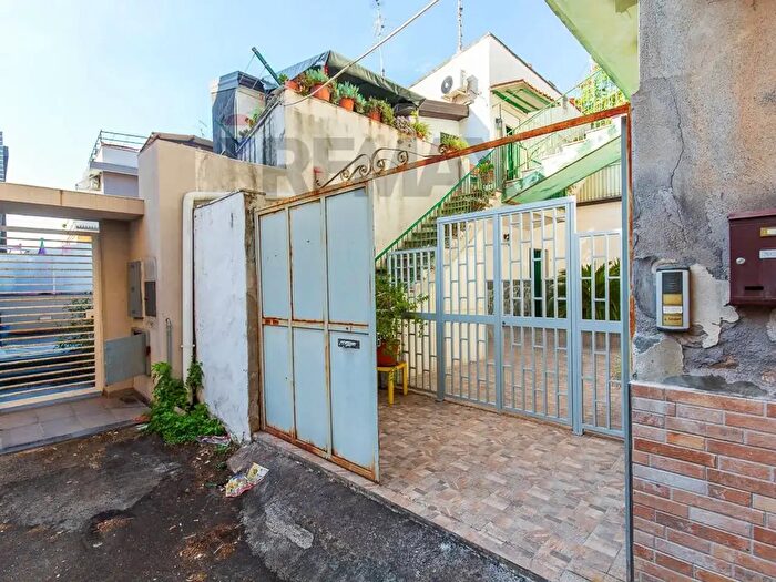 Casa quadrilocale in vendita in Via Vitaliti, Catania