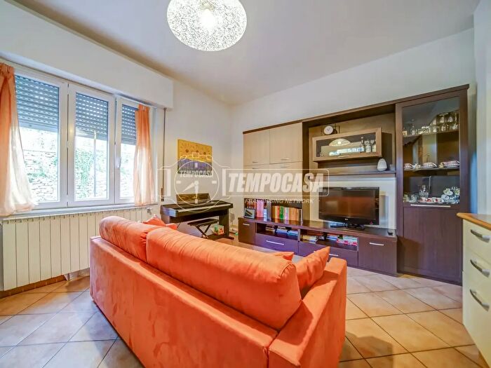 Appartamento trilocale in vendita in Via Celso Parola, Biandronno