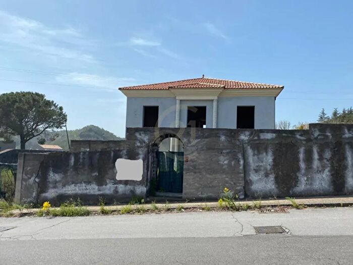 Casa con 13 locali in vendita in Via Vincenzo Bellini, Zafferana Etnea