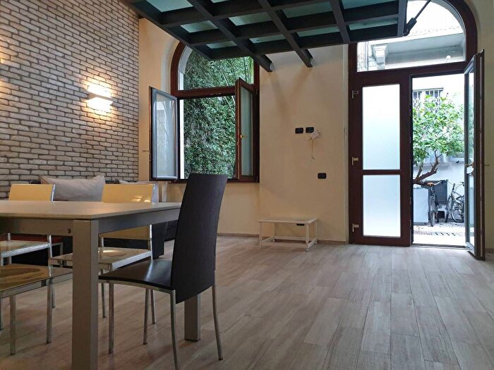 Appartamento trilocale in affitto in Via Ugo Bassi, Isola, Milano
