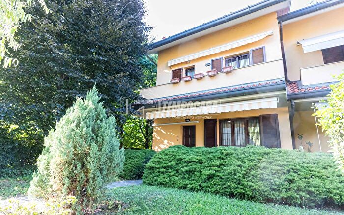 Casa quadrilocale in vendita in Mariano Comense