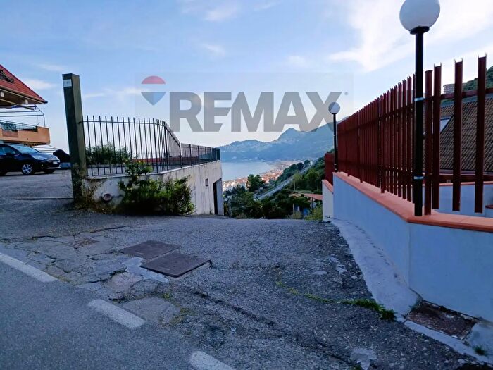 Appartamento trilocale in vendita in Contrada Sillemi Snc, Letojanni