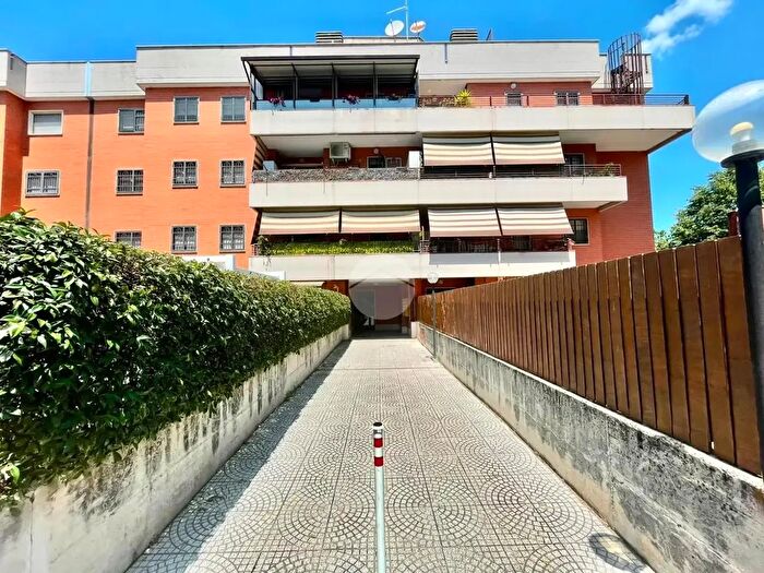 Appartamento trilocale in vendita in Via Fraine, Roma