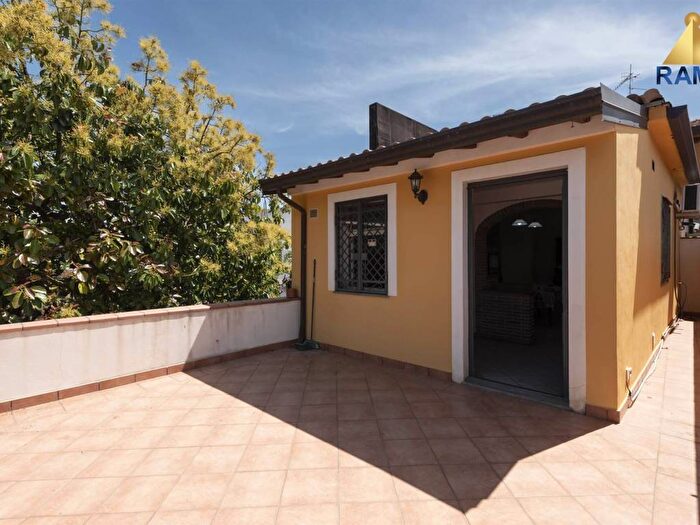 Appartamento quadrilocale in affitto in Via Norma, Valverde