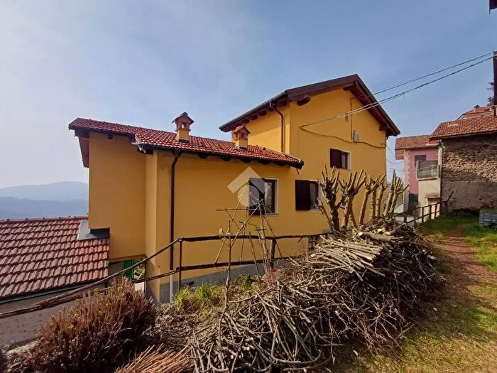 Casa quadrilocale in vendita in Via Carlo Garrè, Savignone