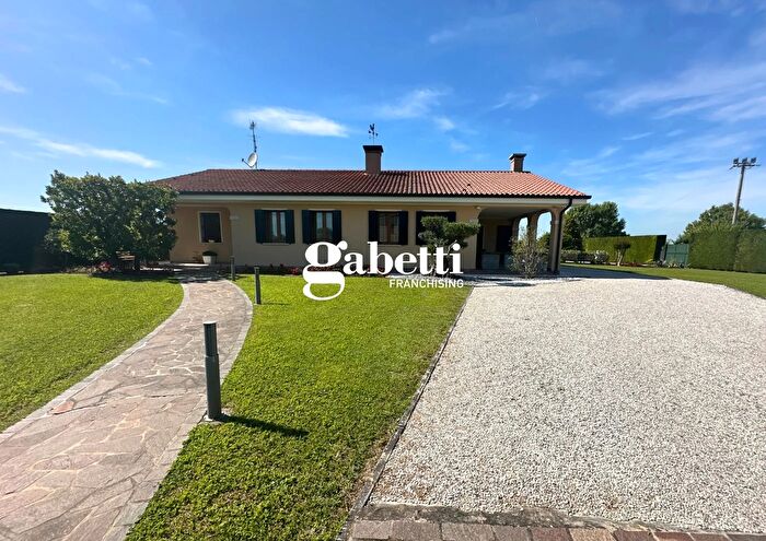 Casa con 6 locali in vendita in Arre