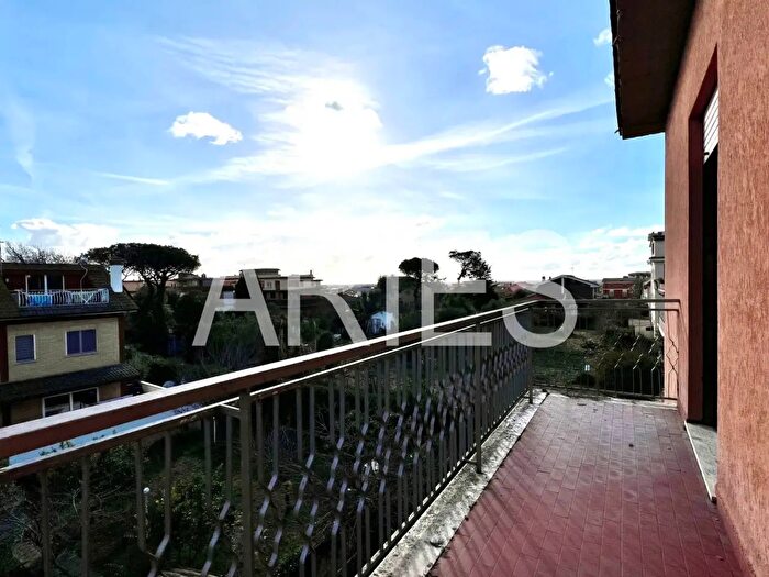 Appartamento trilocale in vendita in Via Eugenio Cisterna, Roma