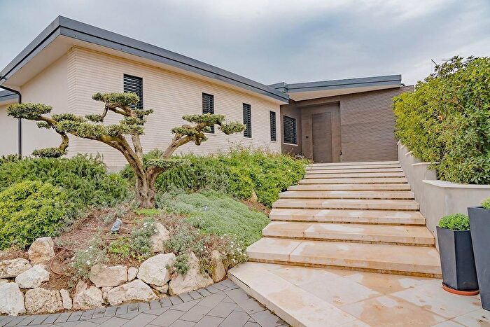 Casa con 10 locali in vendita in Via Osvaldo Licini Snc, Fermo