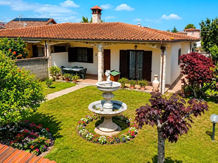 Casa quadrilocale in vendita in Via del Triangolo, Anzio
