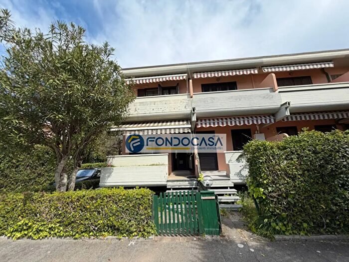 Casa quadrilocale in vendita in Viale Roma, Massa