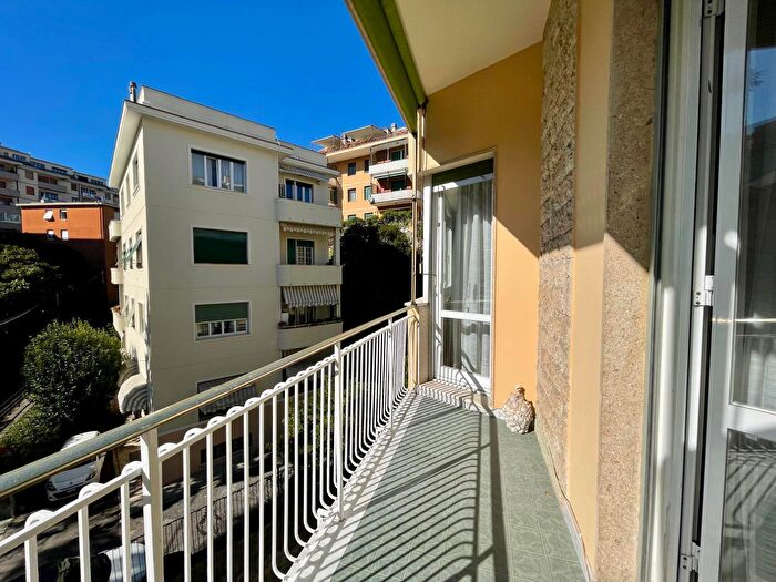 Appartamento con 8 locali in affitto in Via Stefano Castagnola, Genova