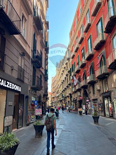 Appartamento bilocale in vendita in Via Chiaia, Napoli