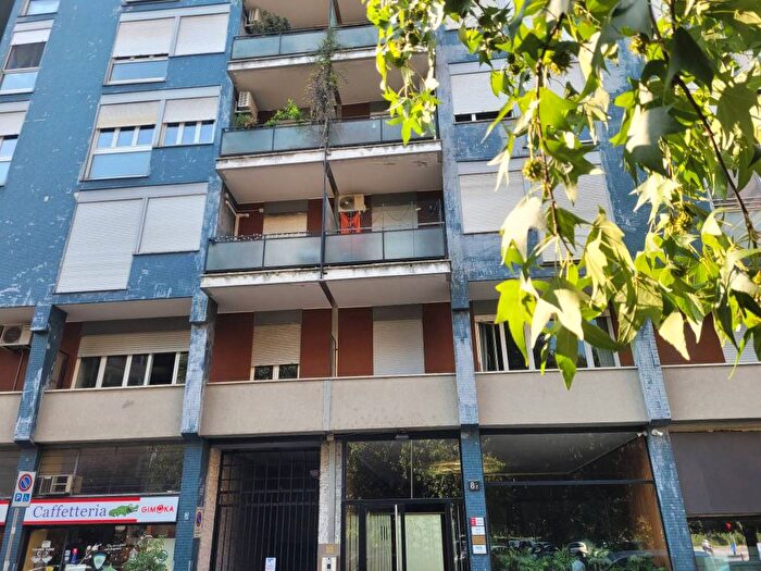 Appartamento trilocale in affitto in Via Sebastiano Serlio, Corvetto, Milano