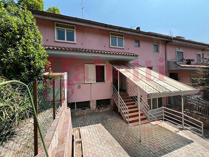 Casa con 8 locali in vendita in Via Tre Senete Snc, Castelvenere