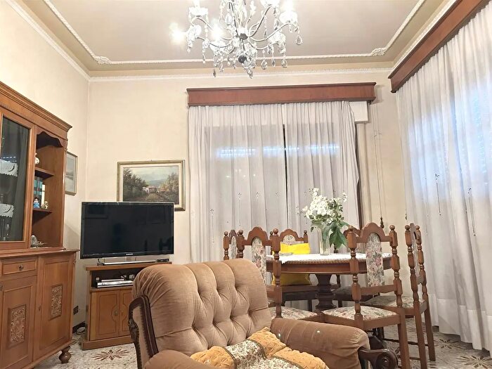 Casa con 9 locali in vendita in Viareggio