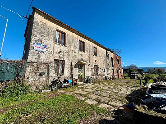 Casa con 10 locali in vendita in Ameglia