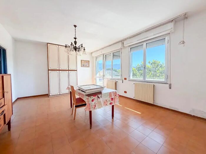 Appartamento con 5 locali in vendita in Via Fossone, Massa