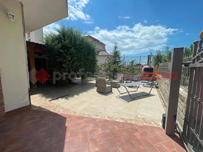 Casa con 5 locali in vendita in Via Oberdan Snc, Falciano Del Massico