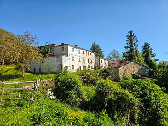 Casa con 10 locali in vendita in Cacciamarra, Montecopiolo