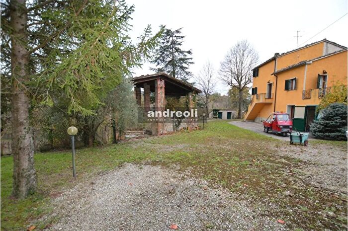 Casa quadrilocale in vendita in Cupramontana