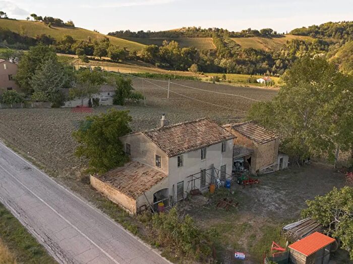 Casa con 6 locali in vendita in Via Fondiglie, Rosora