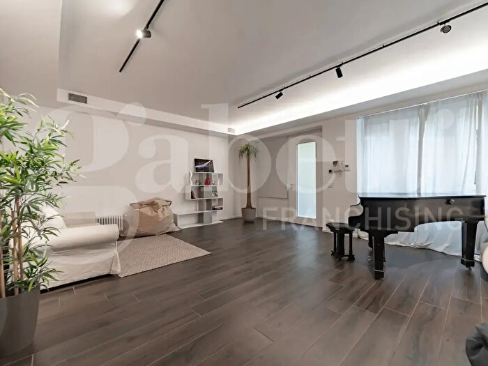Appartamento trilocale in vendita in Via Washington, Milano