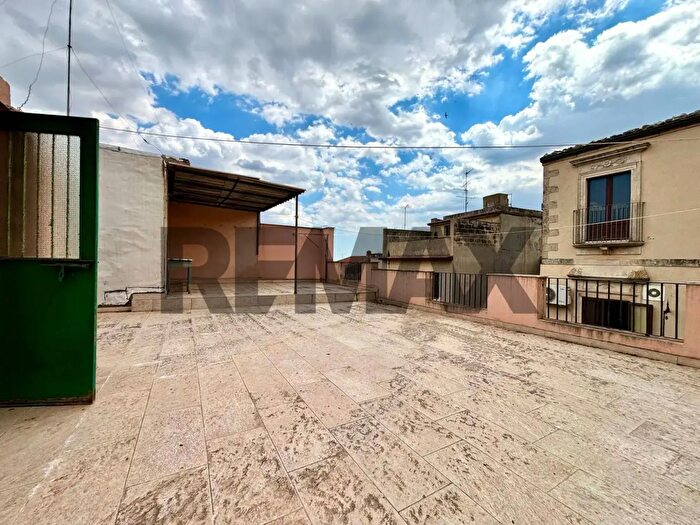 Casa con 7 locali in vendita in Via Girolamo Savanarola, Giarratana