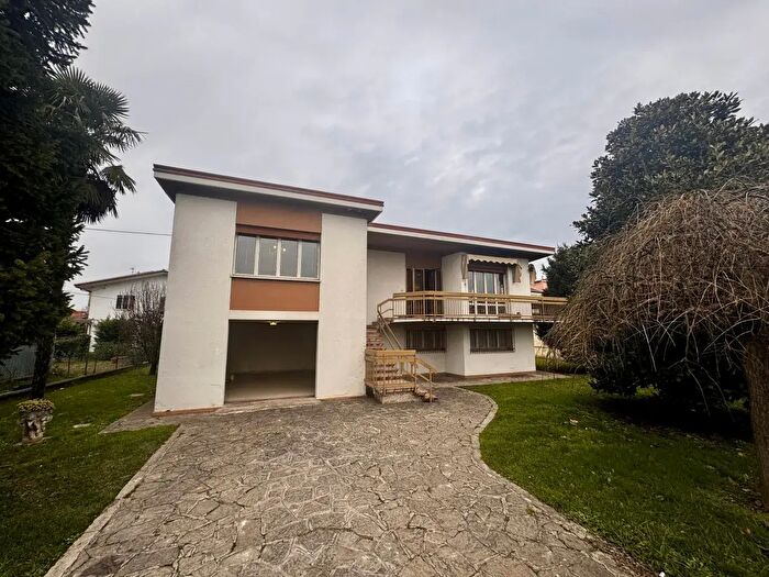 Casa quadrilocale in vendita in Via Roma Est, Ospedaletto Euganeo