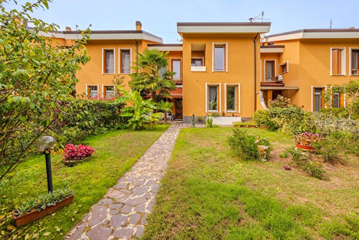 Casa quadrilocale in vendita in Arese