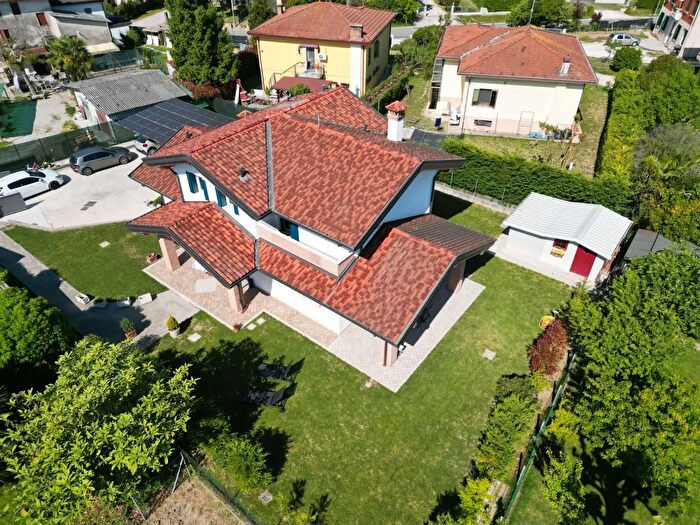 Casa con 10 locali in vendita in Pasiano Di Pordenone