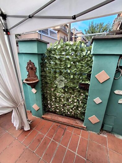 Appartamento trilocale in vendita in Via Vincenzo Monamì, Roma