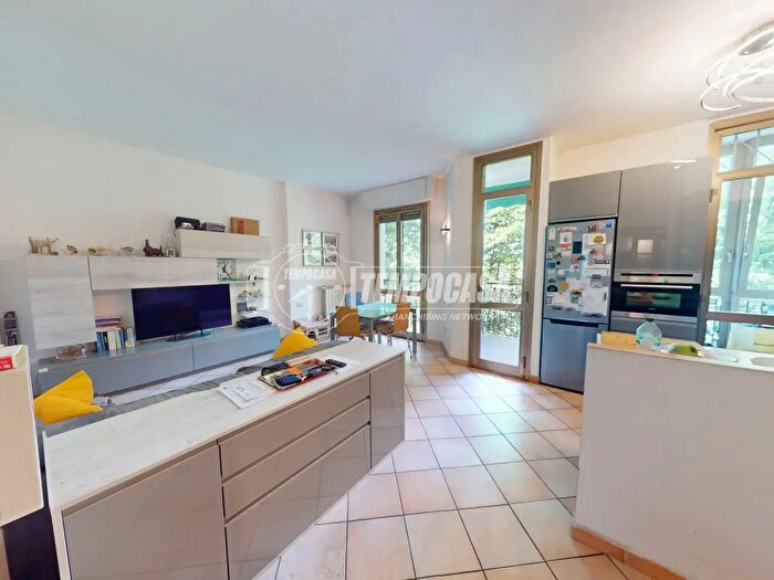Appartamento trilocale in vendita in Via Val di Bondo, Milano