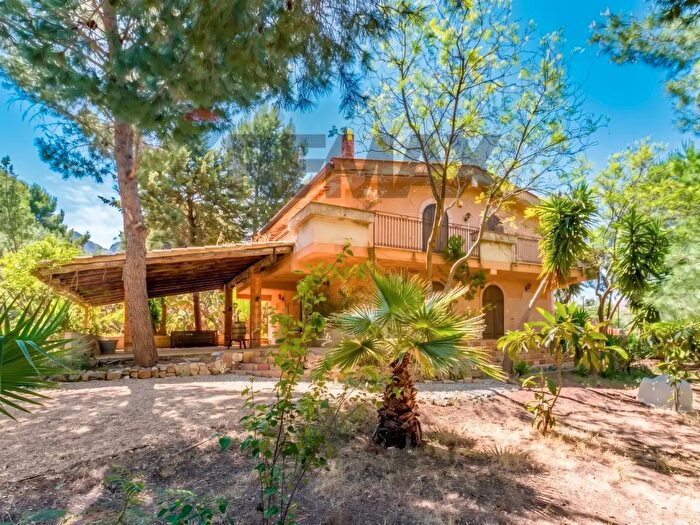 Casa con 7 locali in vendita in Contrada Accia Snc, Ventimiglia Di Sicilia