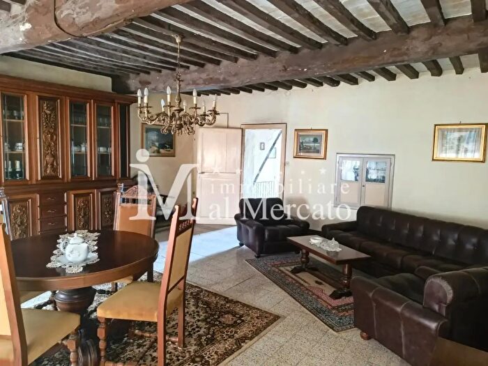 Casa con 8 locali in vendita in Lucca