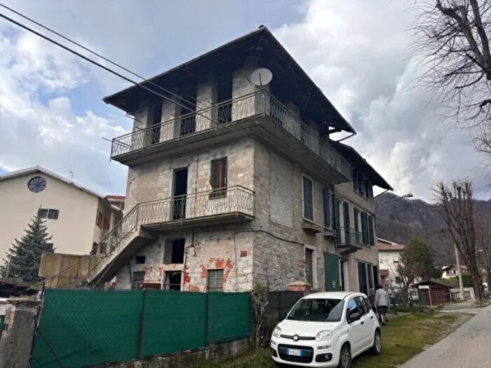 Casa con 12 locali in vendita in Viale Rimembranza Gambararo I Roccapietra Varallo Cellio con Breia Vercelli Piemonte Italia, Varallo